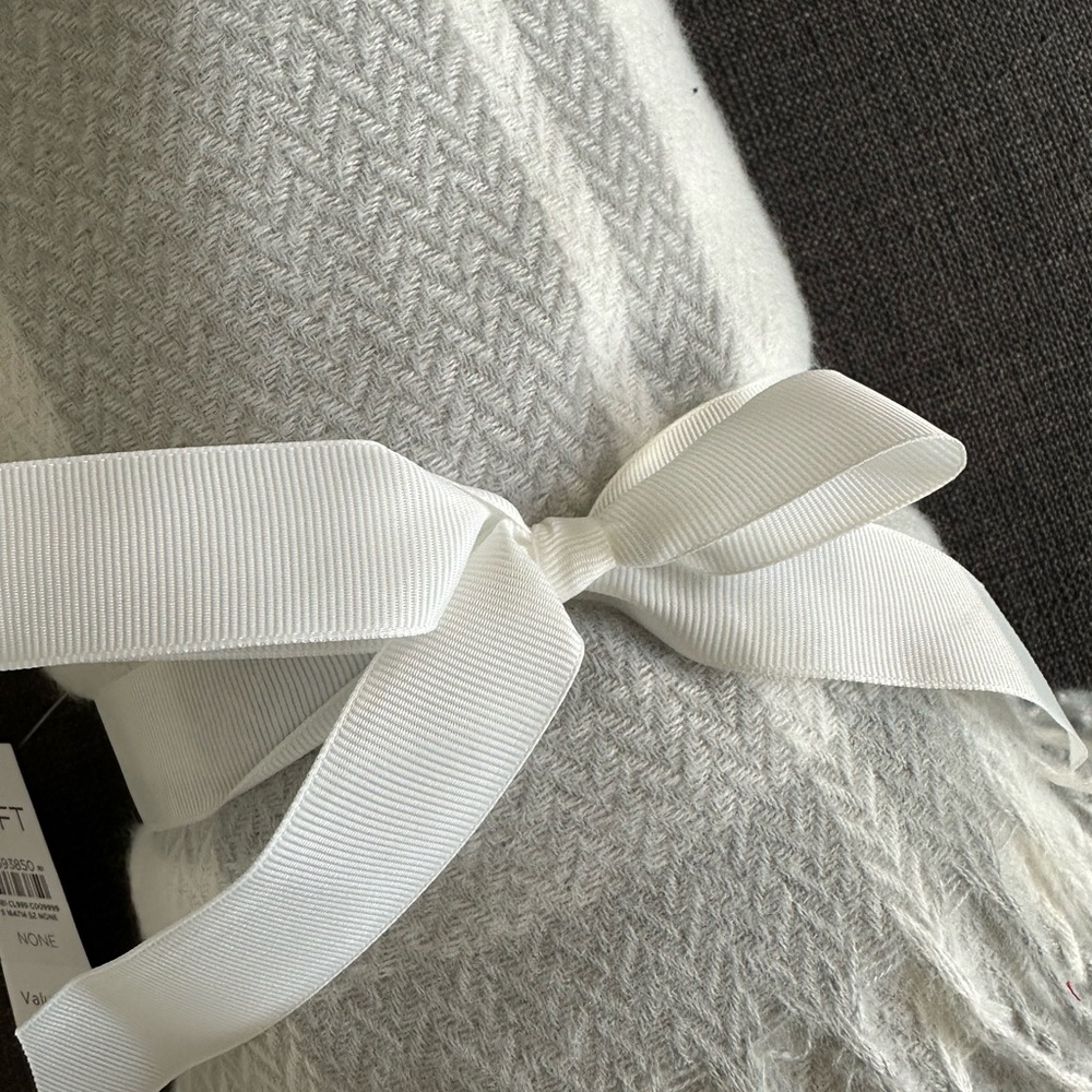 NWT LOFT white and light grey throw blanket - OS - perfect gift!! - Picture 2 of 4
